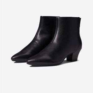NWT Clarks Women’s Teresa Black Leather Chelsea Ankle Bootie Size 5.5US (35.5EU)